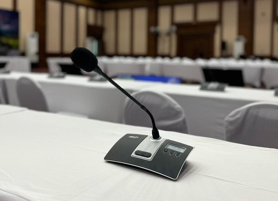 Digital Wireless Conference Mic dengan Camera Tracking System untuk Meeting Profesional & Konferensi Internasional